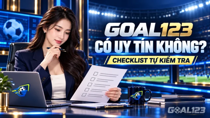 Nữ đại diện Goal123 xem checklist tự đánh giá website